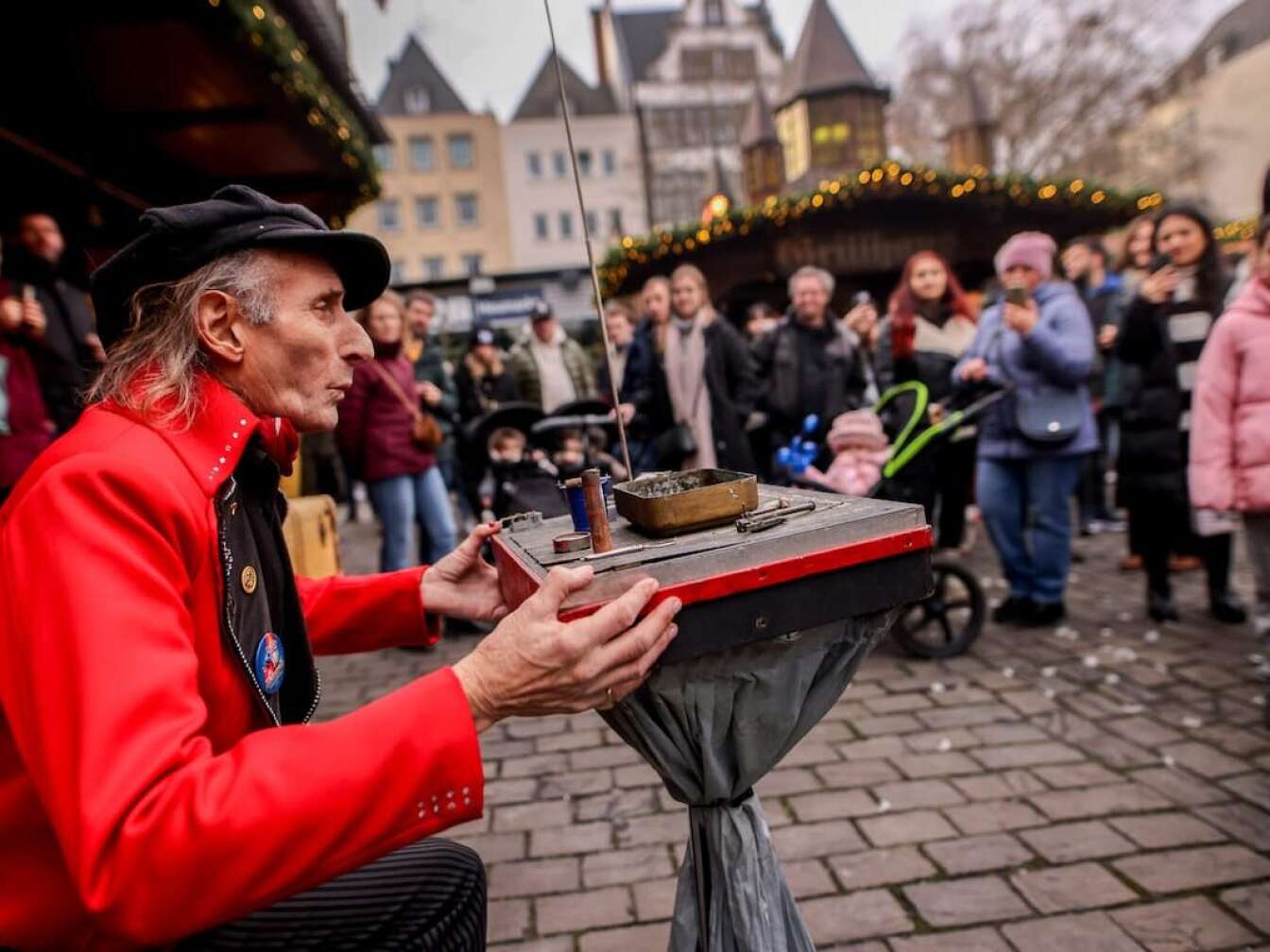 Ein Schausteller auf dem Weihnachtsmarkt am Kölner Heumarkt