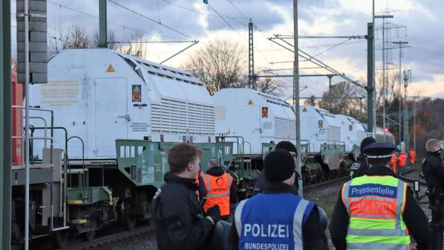 Nach vier Jahren: Ein Castor-Zug kommt in Deutschland an