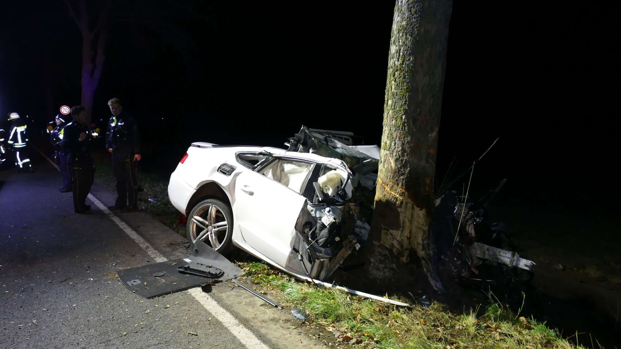 Fahrer fährt gegen Baum - schwer verletzt