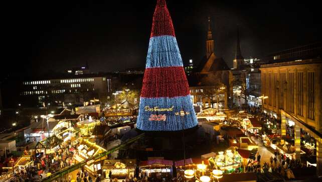 Riesenbaum erstrahlt auf Dortmunder Weihnachtsmarkt