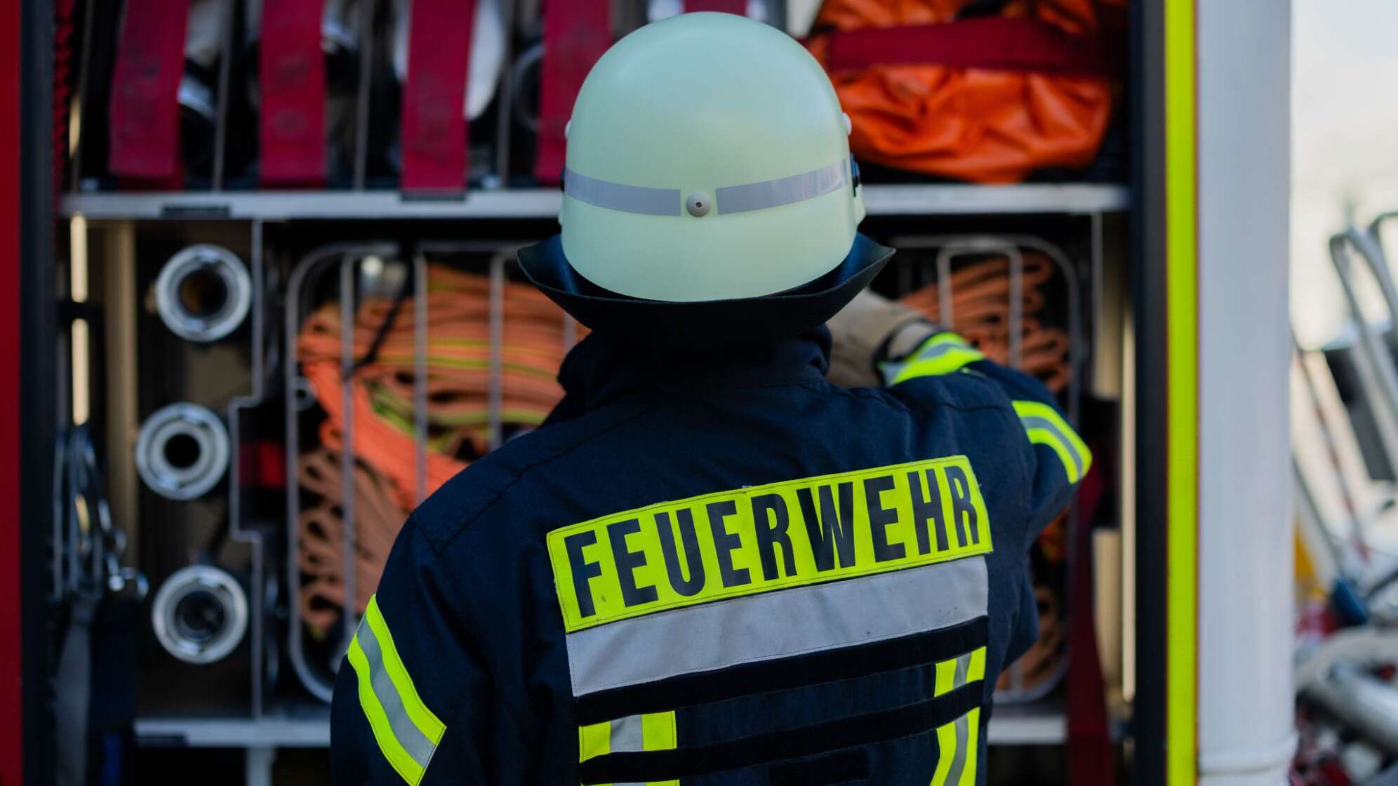 Feuerwehrmann am Einsatzfahrzeug