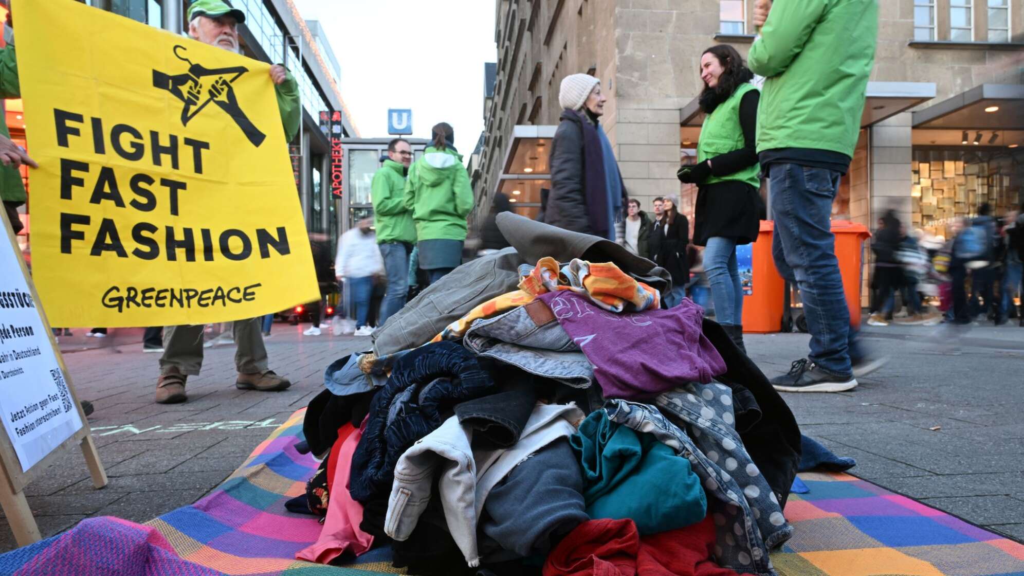 Greenpeace protestiert am «Black Friday» in Köln