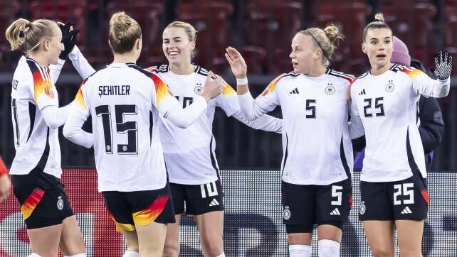 Wücks DFB-Frauen feiern torreichen Debütantinnenball