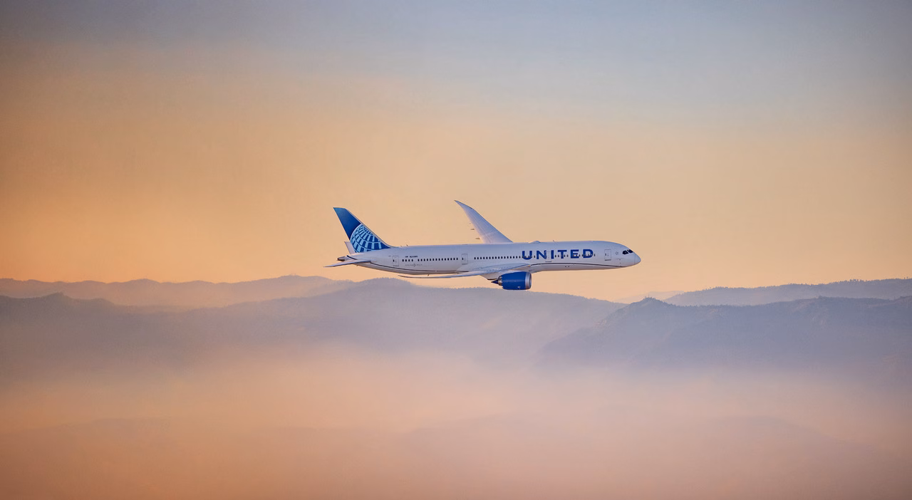 United Airlines Boeing 787 im Abendlicht über den Bergen